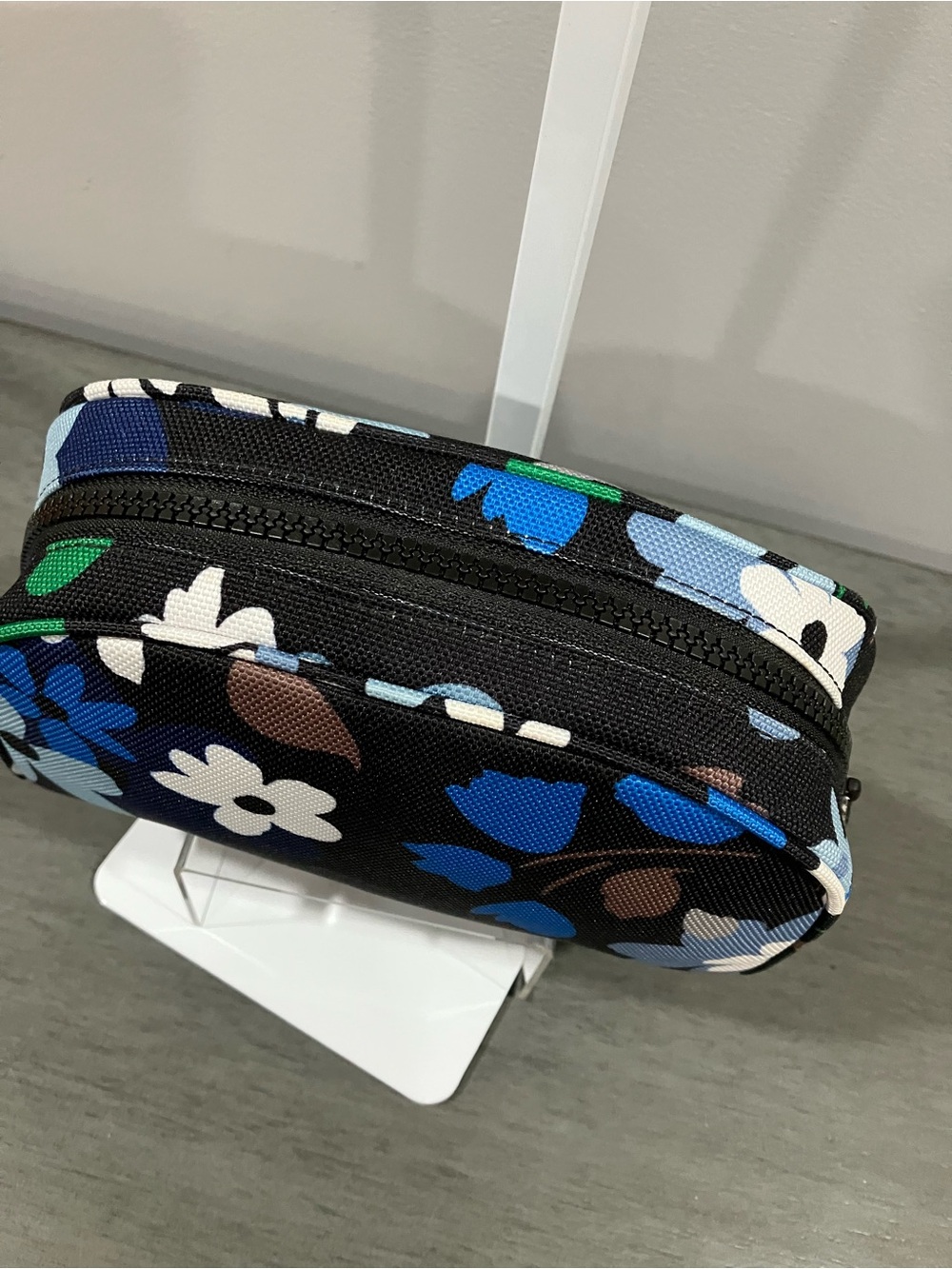 Kate Spade Floral Zip Cosmetic Pouch NWOT - Picture 4 of 8